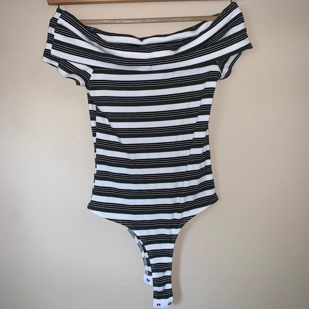 Dainty Hooligan Off- Shoulder Bodysuit